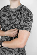 Camiseta Camuflada Digital cinza Academia Caça E Pesca Fardamento Farda Camisa Manga Curta Preta Logo